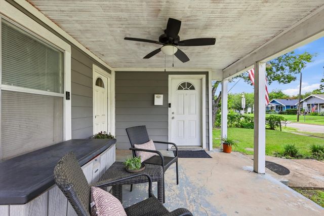 2518 Gladstone Drive, Dallas, TX 75211