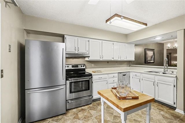 8334 Metcalf Avenue, Overland Park, KS 66212