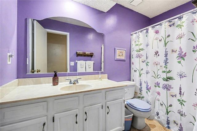 8334 Metcalf Avenue, Overland Park, KS 66212