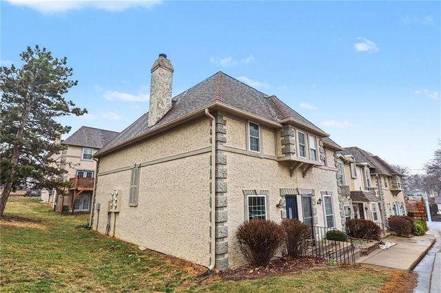 8334 Metcalf Avenue, Overland Park, KS 66212