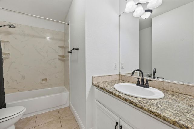 592 Charlemagne Ln, Tracy, CA 95376