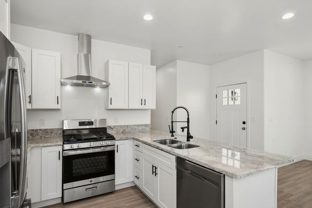 502 9th St, Orange Cove, CA 93646