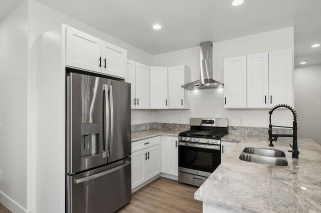 502 9th St, Orange Cove, CA 93646