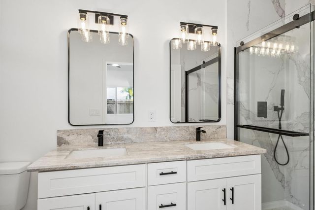 502 9th St, Orange Cove, CA 93646