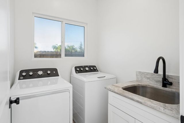 502 9th St, Orange Cove, CA 93646