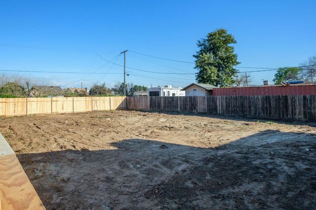 502 9th St, Orange Cove, CA 93646