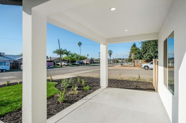 502 9th St, Orange Cove, CA 93646