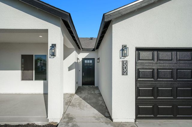 502 9th St, Orange Cove, CA 93646