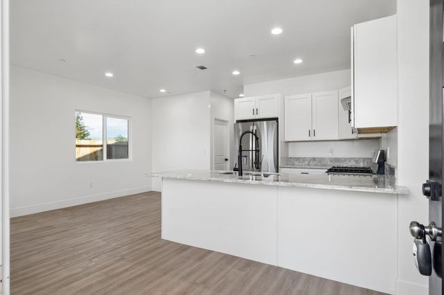 502 9th St, Orange Cove, CA 93646