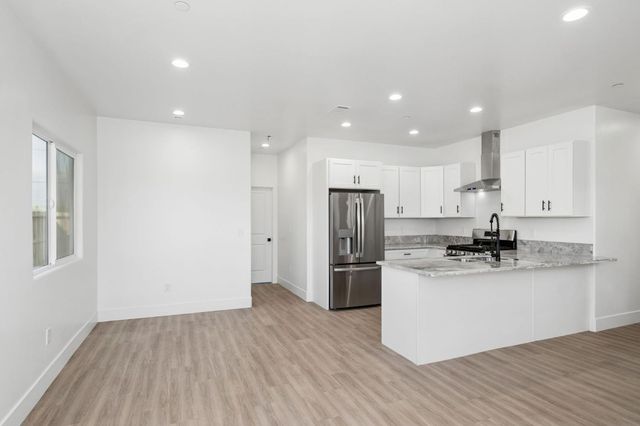 502 9th St, Orange Cove, CA 93646