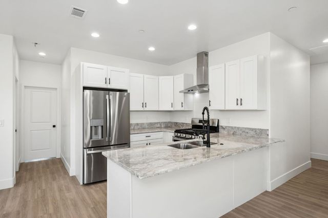 502 9th St, Orange Cove, CA 93646