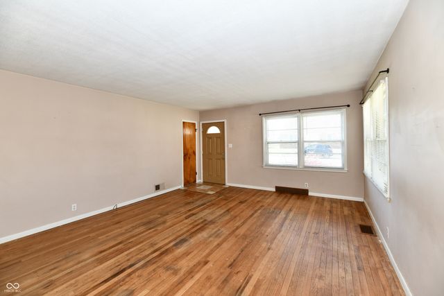 20 E North Street, New Palestine, IN 46163