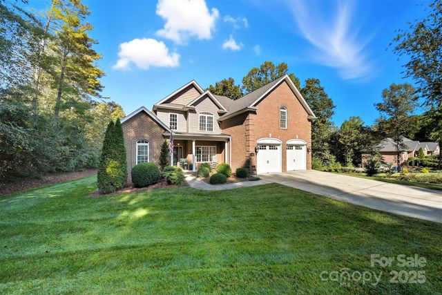 5005 Woodwinds Drive NE, Hickory, NC 28601