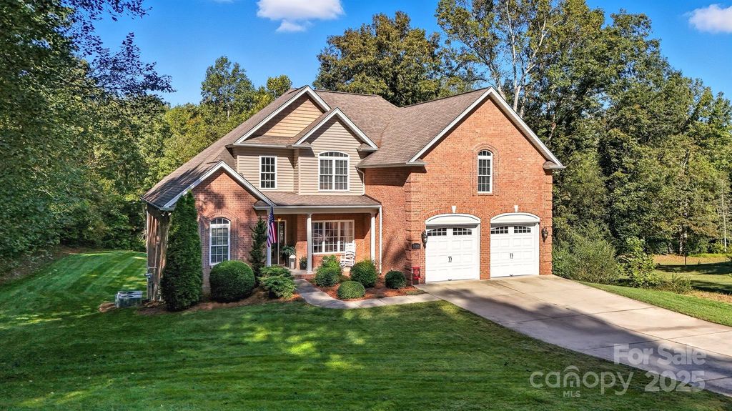 5005 Woodwinds Drive NE, Hickory, NC 28601