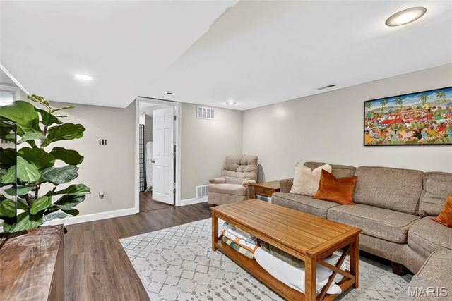9434 Brenda Avenue, St Louis, MO 63123