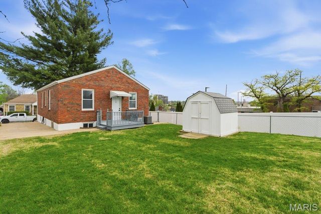 8824 Lawn Avenue, Brentwood, MO 63144