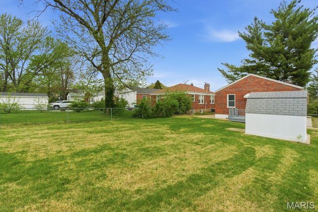 8824 Lawn Avenue, Brentwood, MO 63144
