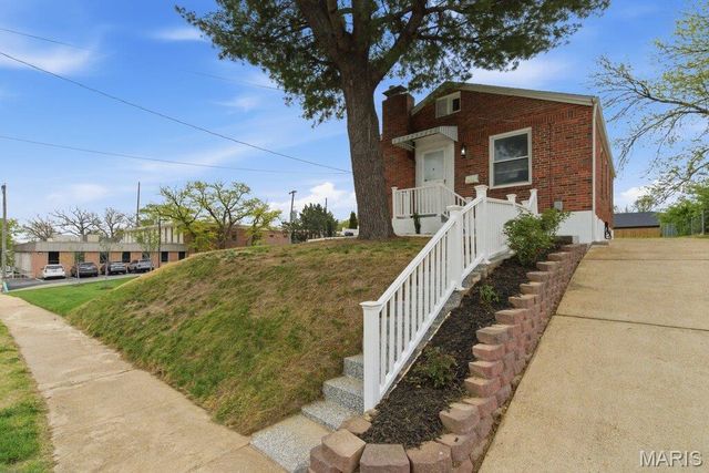 8824 Lawn Avenue, Brentwood, MO 63144