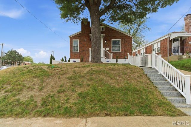 8824 Lawn Avenue, Brentwood, MO 63144