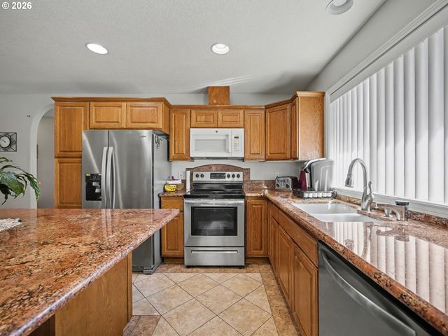 13623 BARCLAY HILLS Dr, Oregon City, OR 97045