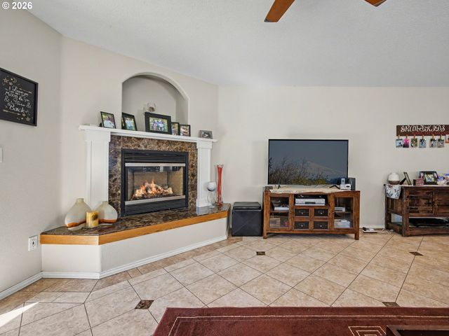 13623 BARCLAY HILLS Dr, Oregon City, OR 97045