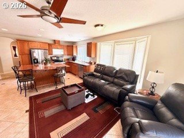 13623 BARCLAY HILLS Dr, Oregon City, OR 97045