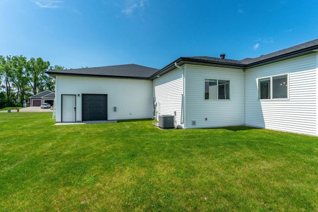 1426 SUMMERWOOD Trail W, Dilworth, MN 56529