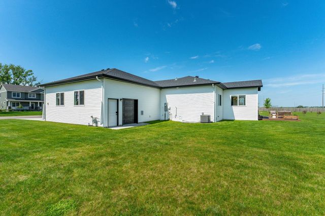 1426 SUMMERWOOD Trail W, Dilworth, MN 56529