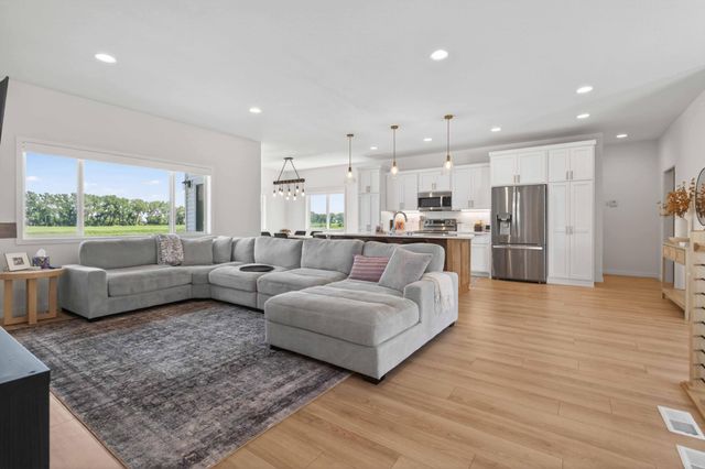 1426 SUMMERWOOD Trail W, Dilworth, MN 56529
