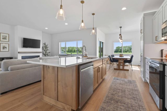 1426 SUMMERWOOD Trail W, Dilworth, MN 56529