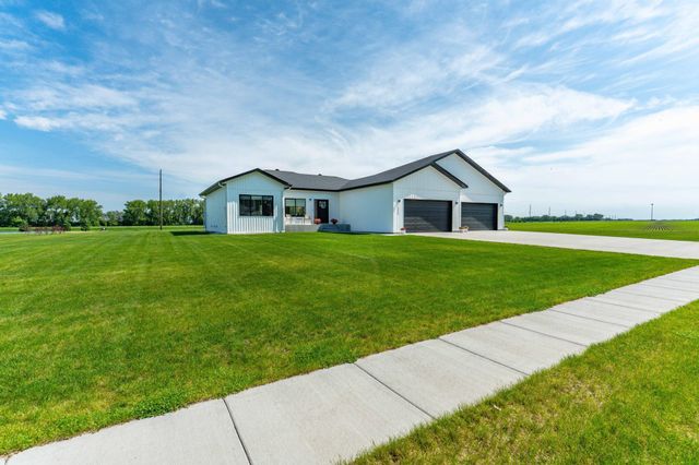 1426 SUMMERWOOD Trail W, Dilworth, MN 56529