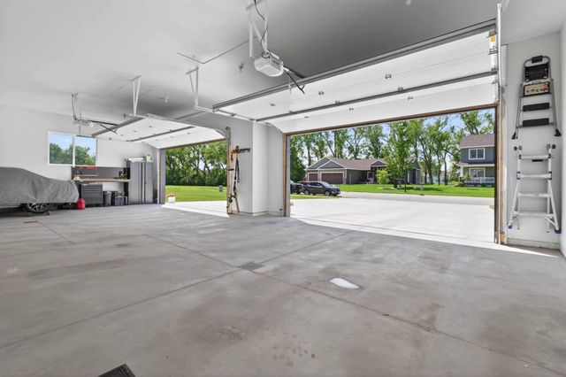 1426 SUMMERWOOD Trail W, Dilworth, MN 56529