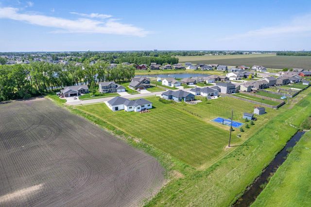 1426 SUMMERWOOD Trail W, Dilworth, MN 56529