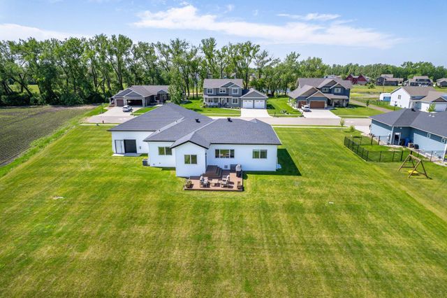1426 SUMMERWOOD Trail W, Dilworth, MN 56529