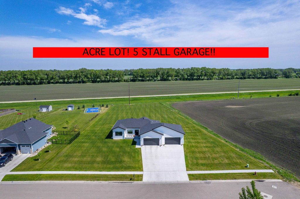 1426 SUMMERWOOD Trail W, Dilworth, MN 56529