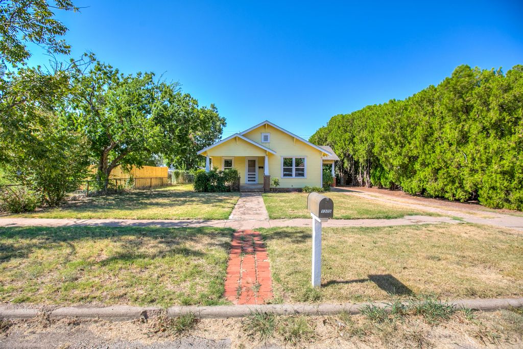 Image 1 of property listing at 1305 N 8th Street, Ballinger, TX 76821