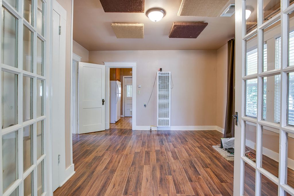 Image 10 of property listing at 1305 N 8th Street, Ballinger, TX 76821