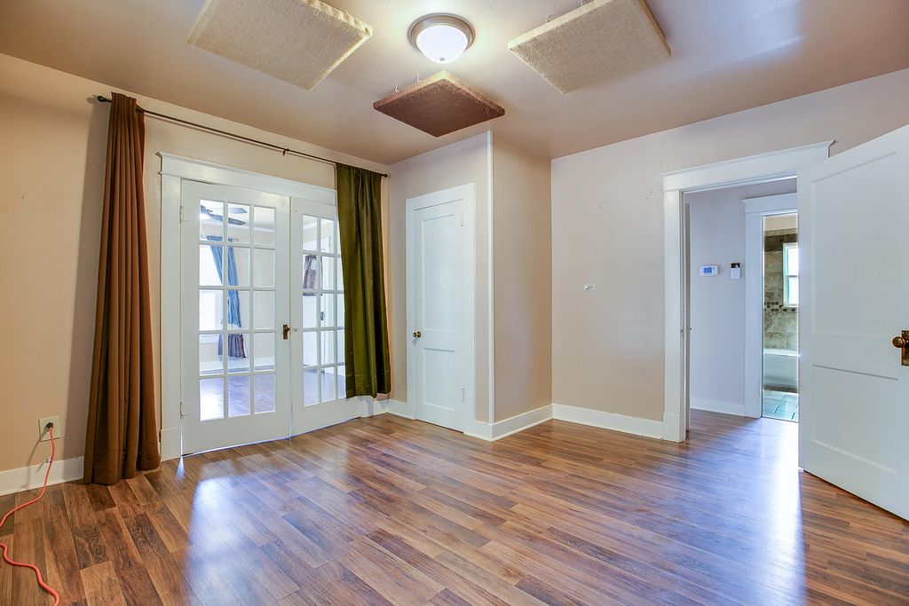 Image 11 of property listing at 1305 N 8th Street, Ballinger, TX 76821