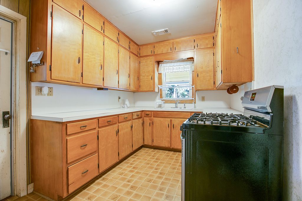 Image 12 of property listing at 1305 N 8th Street, Ballinger, TX 76821