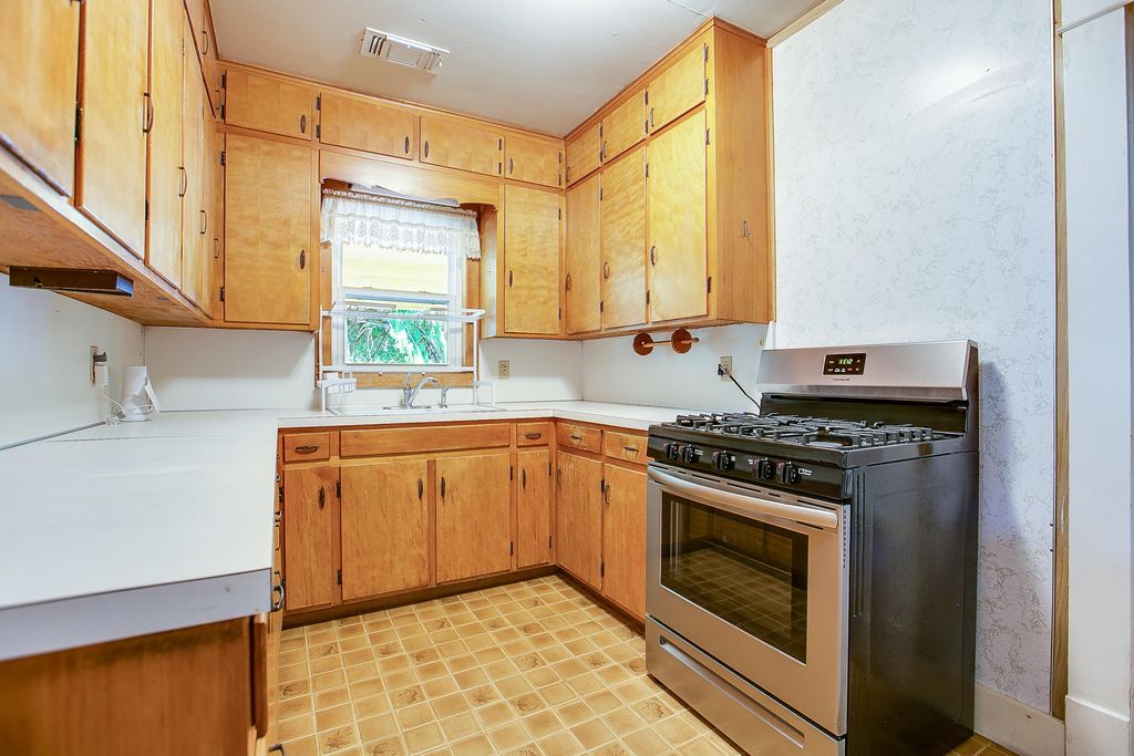 Image 13 of property listing at 1305 N 8th Street, Ballinger, TX 76821