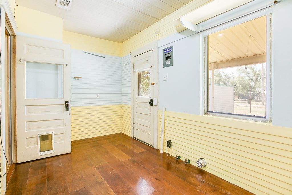Image 16 of property listing at 1305 N 8th Street, Ballinger, TX 76821