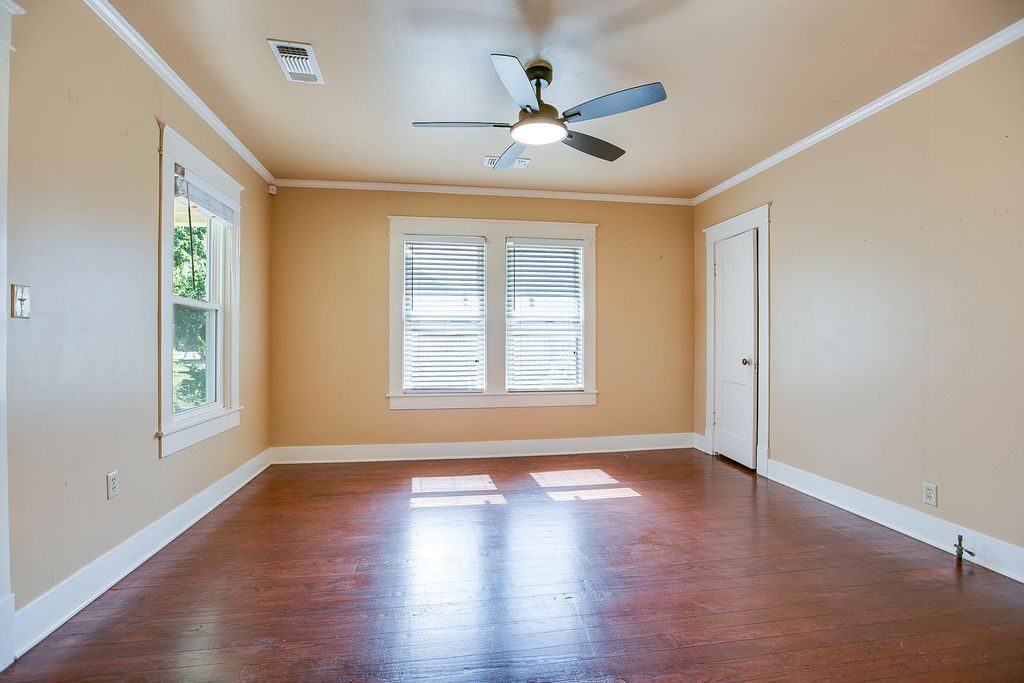Image 17 of property listing at 1305 N 8th Street, Ballinger, TX 76821