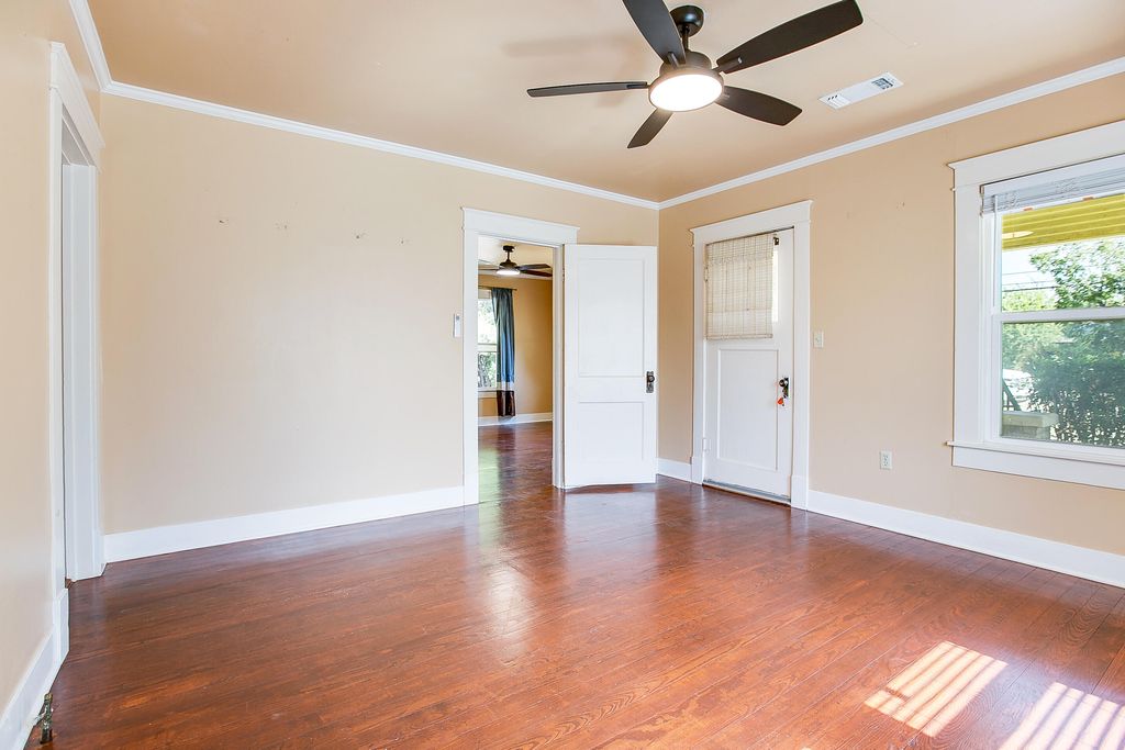 Image 18 of property listing at 1305 N 8th Street, Ballinger, TX 76821