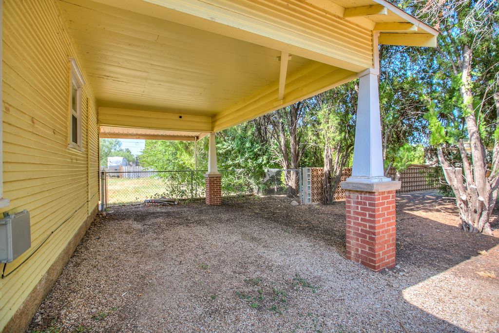 Image 2 of property listing at 1305 N 8th Street, Ballinger, TX 76821