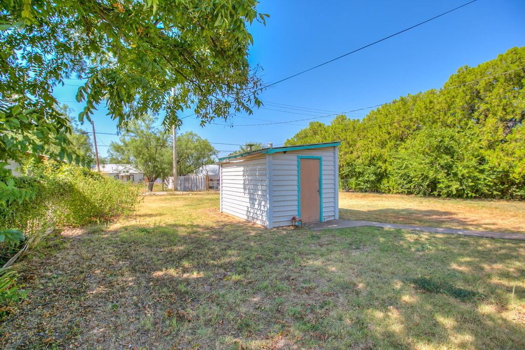 Image 24 of property listing at 1305 N 8th Street, Ballinger, TX 76821
