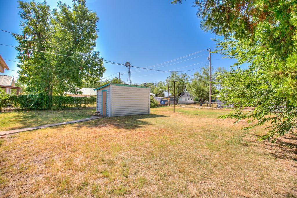 Image 25 of property listing at 1305 N 8th Street, Ballinger, TX 76821