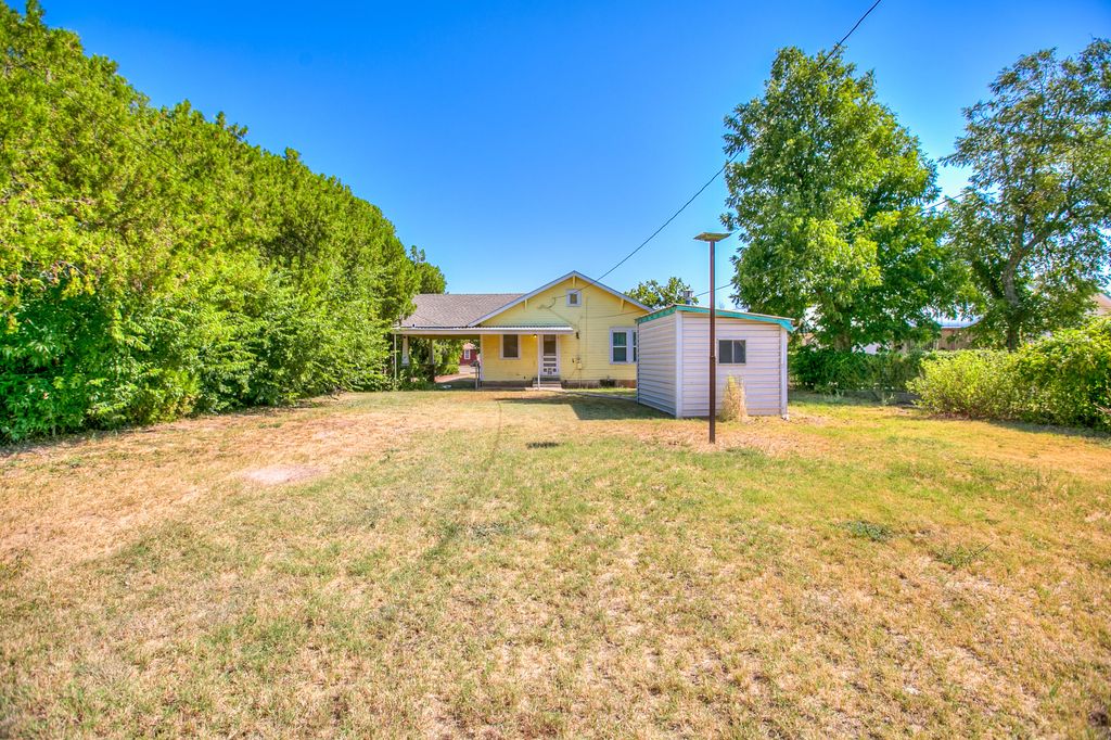 Image 26 of property listing at 1305 N 8th Street, Ballinger, TX 76821