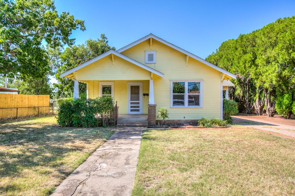 Image 3 of property listing at 1305 N 8th Street, Ballinger, TX 76821