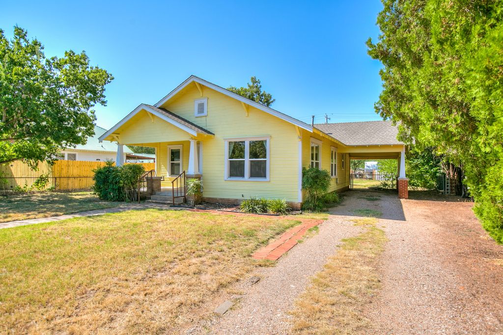 Image 4 of property listing at 1305 N 8th Street, Ballinger, TX 76821