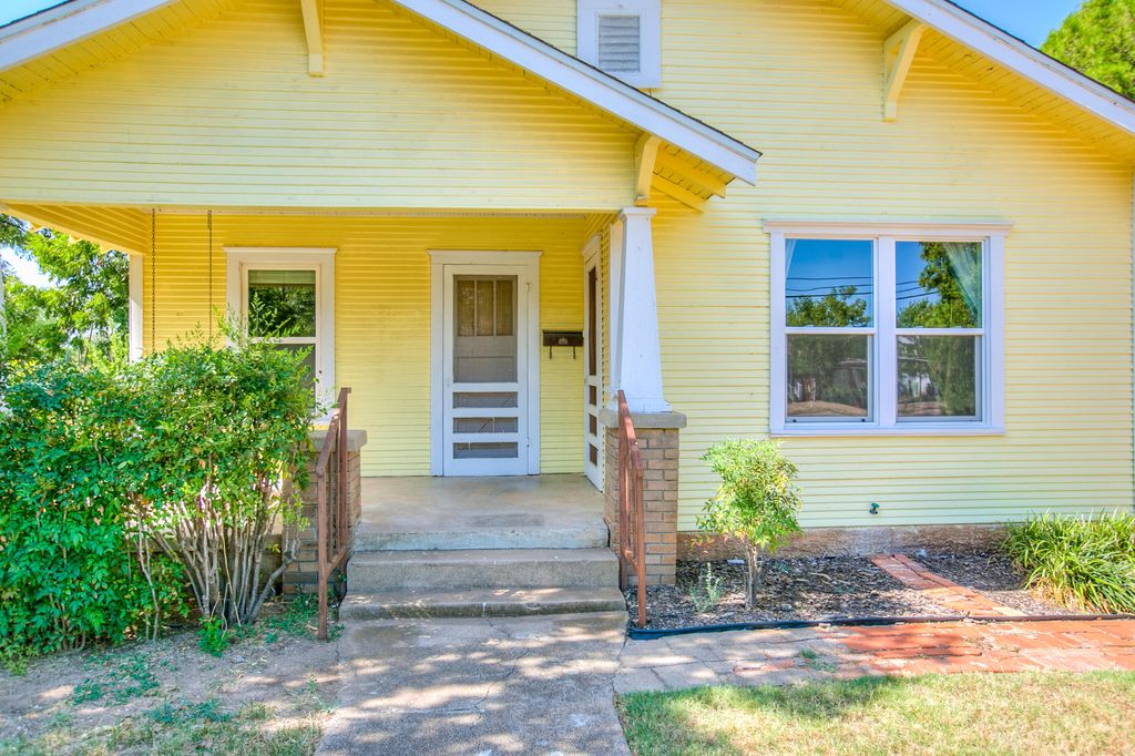 Image 5 of property listing at 1305 N 8th Street, Ballinger, TX 76821